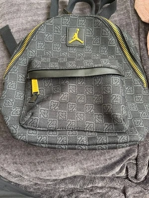 Jordan Mini Mochila Negra Monograma Dorado Hardware Logo Nueva Foto 1 de 4