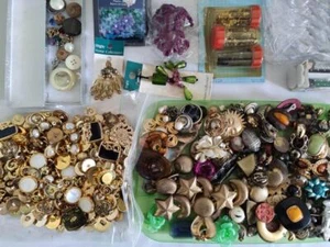Grande Lotto di Abbellimenti Artigianato PULSANTI Glitter Gioielli Ricerca Parti 4 libbre - Foto 1 di 1