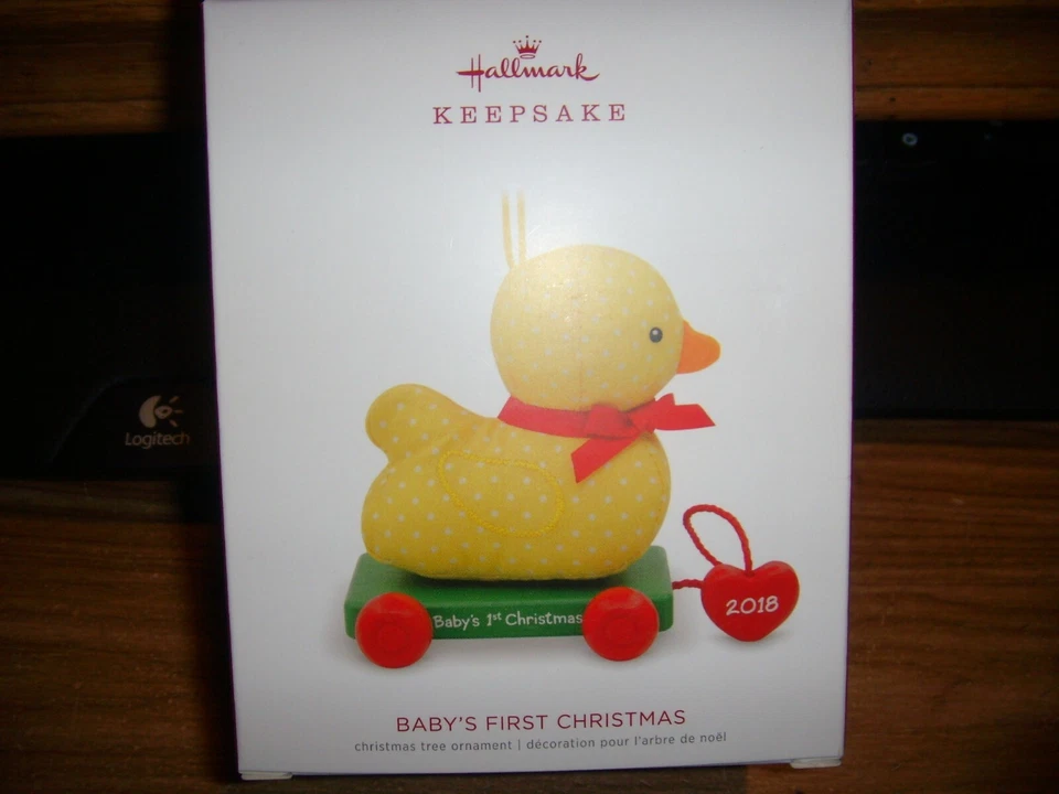 HALLMARK KEEPSAKE 2018 婴儿第一个圣诞节装饰木 WAGON DUCK — 第 1/1 张图片