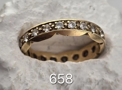 Anillo de eternidad vintage con borde de vieira de oro amarillo de 9 quilates de 2,08 g talla L piedras blancas 375 Foto 1 de 4