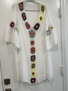 Weißes Leinenkleid oder Badedecke neu mit bunten Häkelakzenten Größe L - Bild 1 von 8
