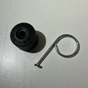 UTENSILE RIMOZIONE COPRIBULLONE VOLKSWAGEN PLASTICA NERA - CLIP METALLO - Foto 1 di 4