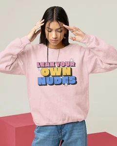Felpa girocollo foderata in pile LEAK YOUR OWN NUDES | Own it Baddie Love Viral - Foto 1 di 26