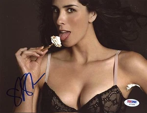 Sarah Silverman 8x10 Photo Signed Autographed Auto PSA DNA COA Project Sexy Bra - Picture 1 of 2