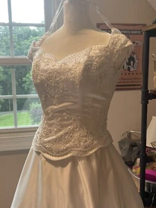 Elegante Vestido de Boda Alfred Angelo Blanco Catedral Tren 28” Cintura - Velo Tiara - Imagen 1 de 22