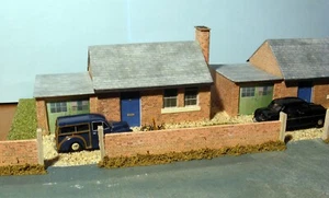 00 gauge, two bungalows With garages Diorama, ** ready-made ** - Picture 1 of 3