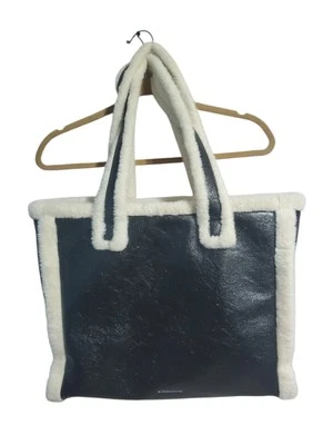 Bolsa tote BCBGeneration couro vegano preto metálico pele sintética acabamento Sherpa - Imagem 1 de 4