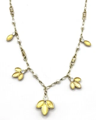 Collar Lia Sophia Lotus Yellow River Shell Pedales, Perlas de Resina y Cristales Cortados Foto 1 de 2