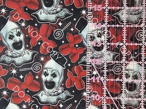 Maßgeschneidert 100 % Baumwolle Webstoff Terrifier Horrorfilm Kunst Clown 1/4 Yard V1 - Bild 1 von 2