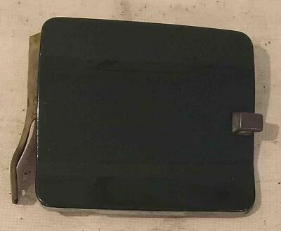 Nissan Xterra 2001 puerta del tanque de combustible verde oscuro (DW1) usado OEM Foto 1 de 2