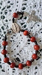 Rosario bracciale decina con Madonnina e Gesù fatti a mano tondi in legno mm8 - Foto 1 di 9
