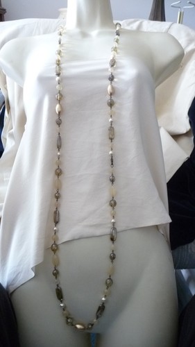 OFF WHITE #927X COLLANA COSTUME VINTAGE 28"L MARRONE E BIANCO SPORCO PERLINE VETRO E PERLE FINTE