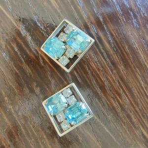 Vintage Clip On Earrings Aqua Blue Glass Set in Silver Tone Setting Unbranded - Picture 1 of 2
