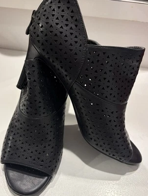 Zapato para mujer Andrew Geller talla 7,5 M negro negro recorte punta abierta botín F161 Foto 1 de 4