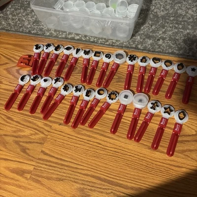 Lot of 29 Sizzix Sizzlits Sidekick Die Cutters w/ Handles + Storage Case + Cover - Изображение 1 из 4