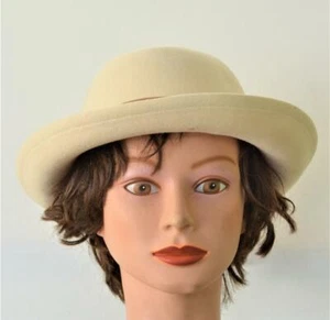Vintage BETMAR 100% Wool Felt Beige Color Woman Hat Size 7 - Picture 1 of 3
