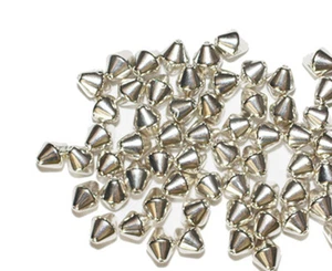 Cuentas metálicas metalizadas de tono plateado brillante de 6 mm de pirámide de bicono - Imagen 1 de 3