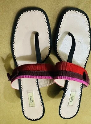 Sandalias con correa en T de tela grosgrain roja/rosa/marrón Prada talla 37,5 EUR, 7,0 EE. UU. Foto 1 de 4