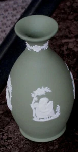 Vintage Wedgwood salbeigrüner Jaspis Ware Amor (vier Jahreszeiten) Knospenvase (1967) - Bild 1 von 4