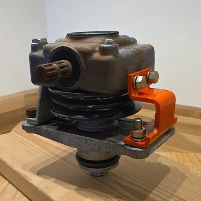 KUBOTA B2320 B2620 B2920 B2301 B2401 TRACTOR MOWER DECK GEAR BOX K5782-33102 - Image 1 of 4