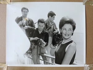 Gene Tierney with photographers at Cannes original candid news photo 1962 - Bild 1 von 2