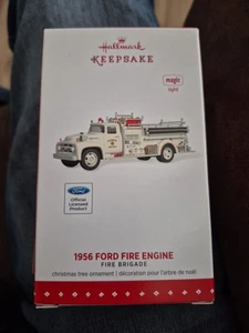 HALLMARK 2015 BRIGADA DE BOMBEROS 1956 CAMIÓN DE BOMBEROS # 13 SERIE ORNAMENTO - Imagen 1 de 5