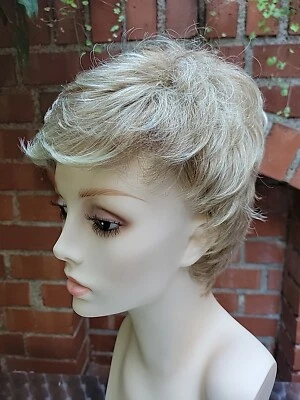 Peluca sintética Henry Margu rubia miel pixie corta en capas ajustable  Foto 1 de 4