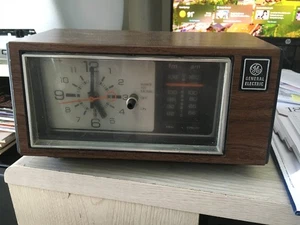 1982 -- General Electric AM FM Alarm GE Clock Radio 7-4550C Brown - Picture 1 of 5