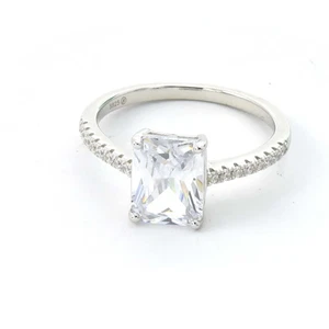 Elegante anillo de compromiso para mujer con circonita cúbica en forma de esmeralda atemporal  - Imagen 1 de 13