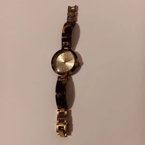 Anne Klein Uhr Damen 34mm Beige Braun Faux Schildpatt Band Neue Batterie - Bild 1 von 6