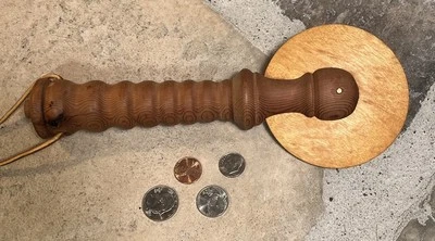 RUEDA CORTADORA DE PIZZA DE MADERA DE COLECCIÓN Hecha a Mano MANGO TORNEADO PERCHA DE CUERO Funciona Bien Foto 1 de 4