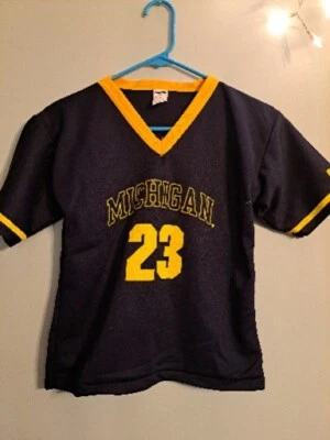  NUEVA Camiseta de Fútbol Michigan Wolverines NCAA Niños Mediana Azul Marino Poli Usada en Excelente Condición Foto 1 de 4