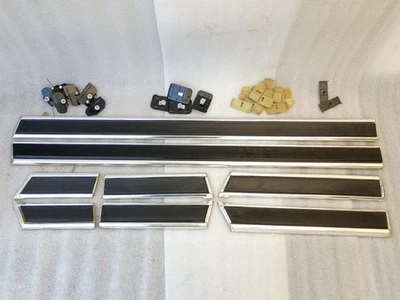 80-86 Bronco 下侧装饰成型套装无轮胎托架原始设备制造商 8 件 — 第 1/4 张图片