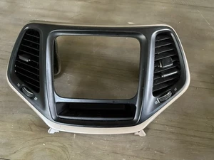 Garniture d'aération lunette écran de navigation OEM Jeep Cherokee 2014-2020 - Photo 1/4