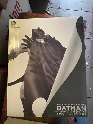 Estátua em preto e branco do Batman Dave Johnson DC colecionáveis NOVO LACRADO - Imagem 1 de 3