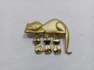 Vintage Kitty Cat with Dangle Kittens Nursing Brooch Gold Tone Signed Dancraft - Picture 1 of 5