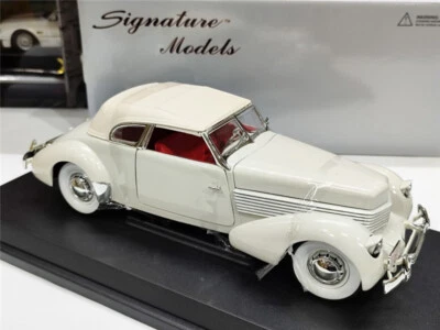 Truck Signature Models 1936 CORD 810 Classic Car Jump Plate Light gift 1/18 - Image 1 of 4