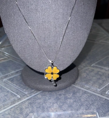 Collar de cadena de acero inoxidable con dije de trébol esmaltado en oro amarillo Foto 1 de 4