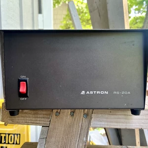 Astron RS-20A Regulated Power Supply 20 Amps 13.8 VDC - Zdjęcie 1 z 1