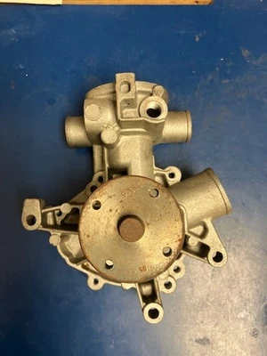 NOVA BOMBA DE ÁGUA SEM CAIXA 131-1851 - 1979-1981 Volvo 262, 1980-82 264 2.7L 2.8L V6 - Imagem 1 de 4