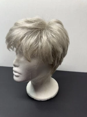 Peluca corta de fibra viscoelástica de cabello gris plateado Emmor para mujer corte pixie con flequillo Foto 1 de 4