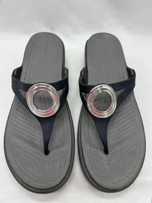 Sandalia Crocs Sanrah para mujer negra plateada circular cuña sin cordones talla 9 Foto 1 de 4