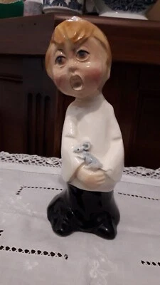 KINGSTON POTTERY HULL MADE IN ENGLAND SINGING CHOIR BOY WITH CHURCH MOUSE - Image 1 of 4