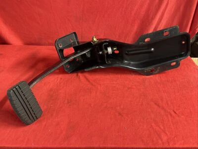 Dodge Raider Mitsubishi Montero 1983-1991 caja de pedal de freno conjunto de refuerzo OEM Foto 1 de 4