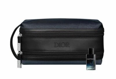 DIOR Sauvage MINI Parfum 10 ml & Bolsa de Higiene Pessoal Dior Bolsa de Viagem com Zíper Duplo - Imagem 1 de 4