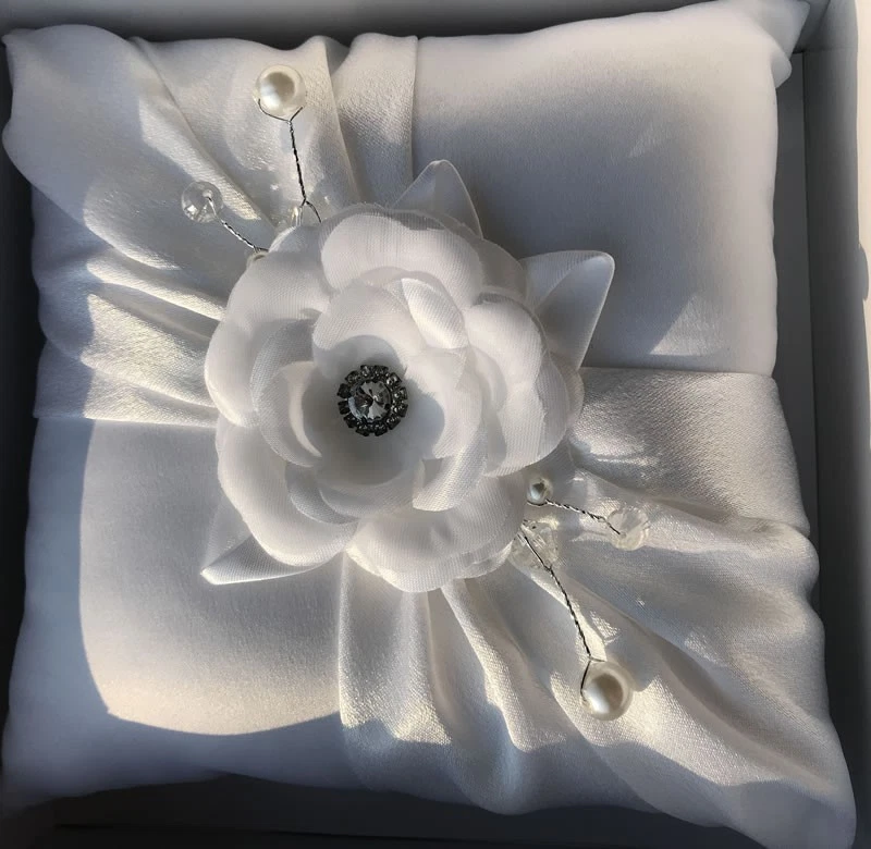 Ring Bearer 枕头 - 婚礼仪式 - 白色缎面 — 第 1/1 张图片
