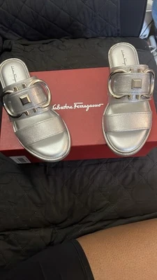 Sandalia Salvatore Ferragamo Taryn Logo Slide Plateada Para Mujer Talla 7 Foto 1 de 4