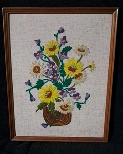 VINTAGE HANDMADE CREWEL EMBROIDERY DAISIES & VIOLETS FRAMED 15X12 - Picture 1 of 10