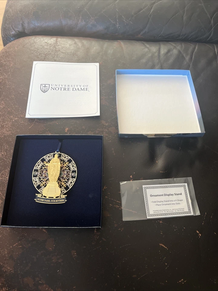 Universidad de Notre Dame Anual Coleccionable 2025 Notre Dame Nuestra Madre Ornamento. Foto 1 de 4