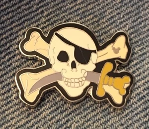 Pin Disney ~ Calavera y tibias cruzadas con espada ~ Piratas del Caribe ~ DLR - Imagen 1 de 2